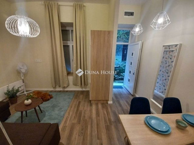 Eladó téglalakás, Budapesten, VI. kerületben 44.9 M Ft, 1 szobás