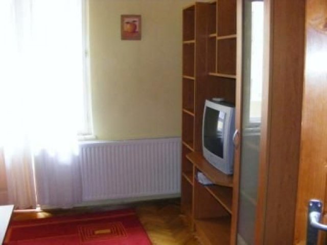 Kiadó téglalakás, albérlet, Pécsett 130 E Ft / hó, 1 szobás