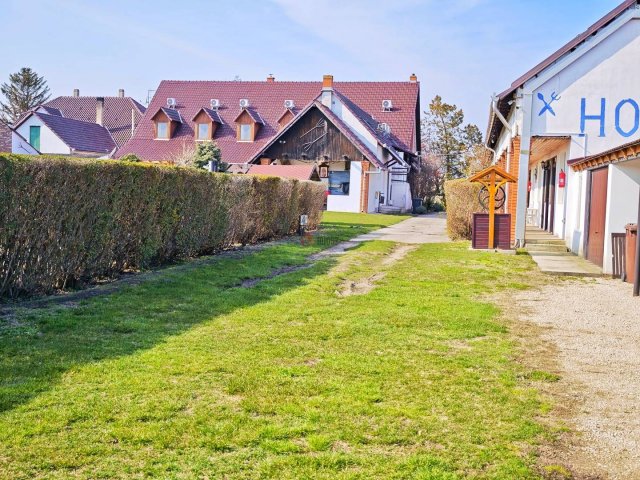 Eladó hotel, Bakson 349 M Ft, 20+5 szobás / költözzbe.hu