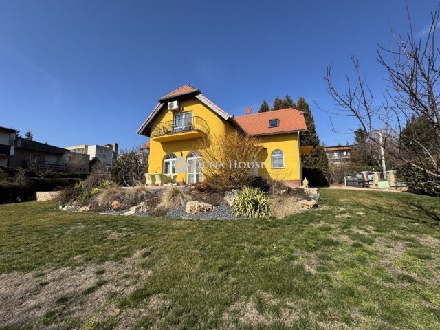 Eladó családi ház, Balatonfüreden 399.9 M Ft, 6 szobás