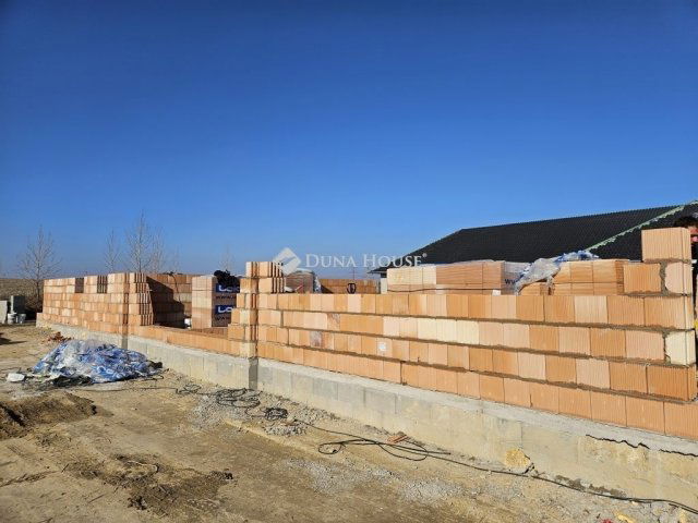 Eladó téglalakás, Mendén 79.9 M Ft, 4 szobás