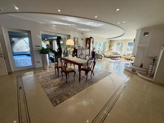 Eladó családi ház, Vácon 690 M Ft, 7+1 szobás