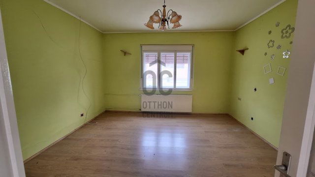 Eladó családi ház, Pakson 49 M Ft, 4 szobás