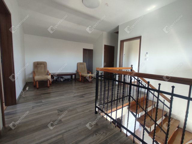 Eladó családi ház, Komáromban 95 M Ft, 5 szobás