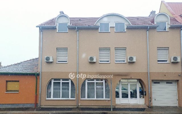 Eladó családi ház, Nagykanizsán 250 M Ft, 10 szobás