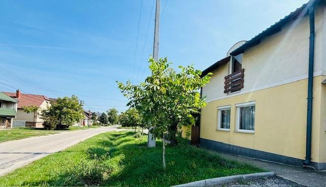 Eladó családi ház, Tatán 89.9 M Ft, 4 szobás