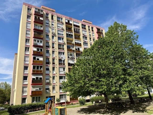 Eladó panellakás, Pécsett 44.99 M Ft, 3 szobás