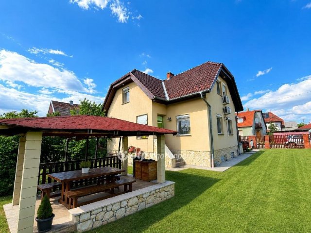 Eladó családi ház, Szigethalmon 119.9 M Ft, 4 szobás