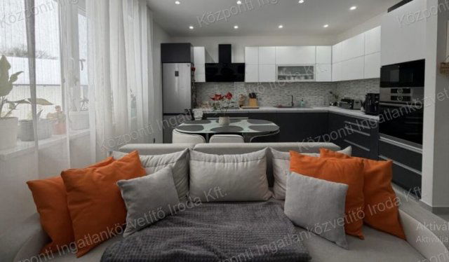 Eladó ikerház, Tatabányán 119 M Ft, 3 szobás