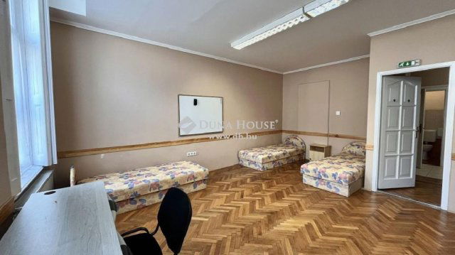 Eladó téglalakás, Szombathelyen 69 M Ft, 4 szobás