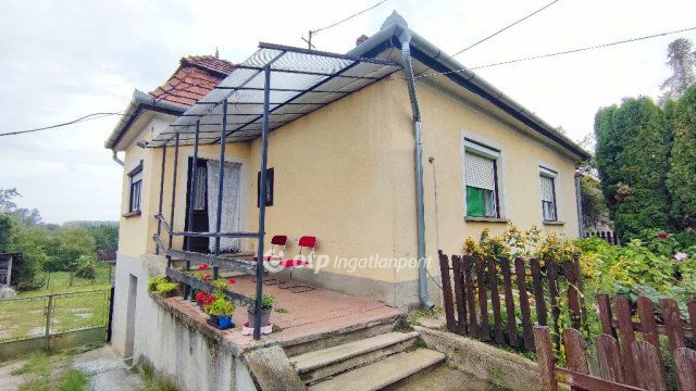 Eladó családi ház, Ajkán 33 M Ft, 3 szobás