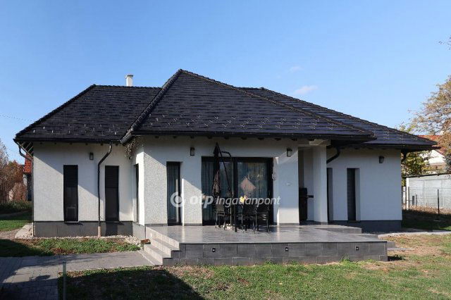 Eladó családi ház, Kőszárhegyen 134.99 M Ft, 6 szobás