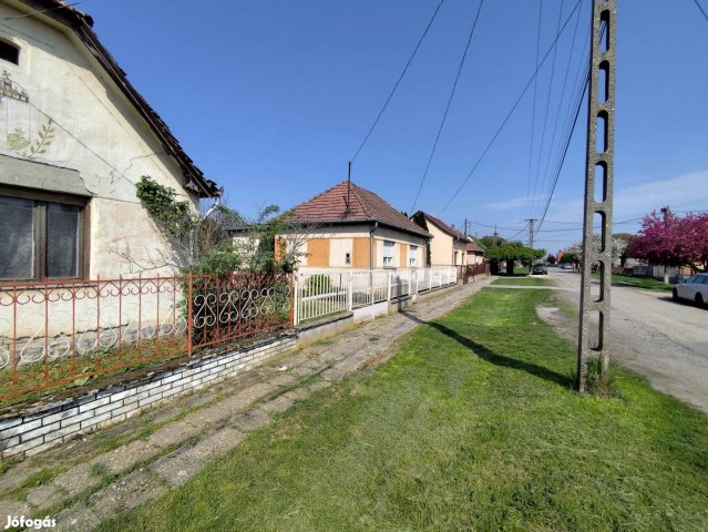 Eladó családi ház, Dombóváron 9.9 M Ft, 3 szobás