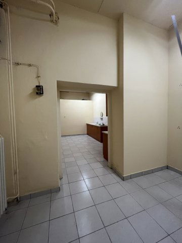 Kiadó üzlethelyiség, Győrött 300000 E Ft / hó