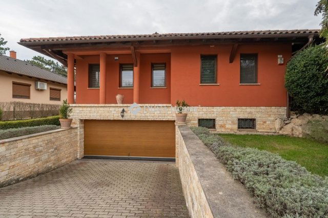 Eladó családi ház, Tatán 255 M Ft, 4 szobás