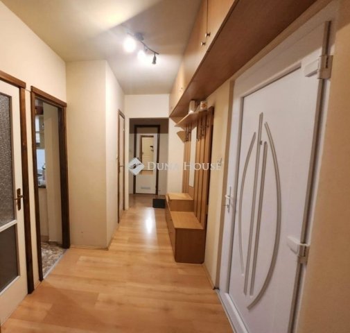 Eladó panellakás, Pécsett 47.9 M Ft, 3 szobás