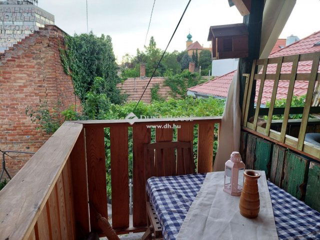 Eladó téglalakás, Pécsett 59.9 M Ft, 4 szobás