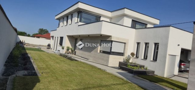 Eladó családi ház, Koroncón 295.9 M Ft, 5 szobás