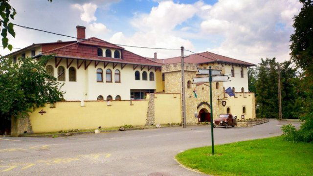 Kiadó hotel, Törökbálinton 5000 E Ft / hó, 26 szobás