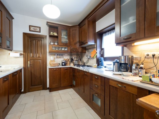 Eladó családi ház, Pécsett 178 M Ft, 6 szobás