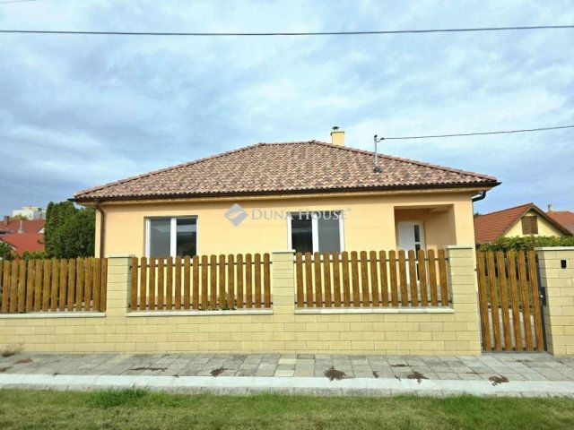 Eladó családi ház, Szekszárdon 99.999 M Ft, 3 szobás