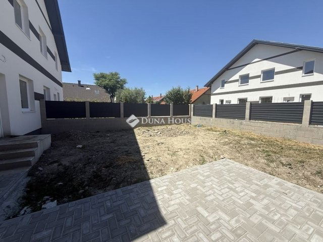 Eladó ikerház, Szigetszentmártonban 69.9 M Ft, 4 szobás