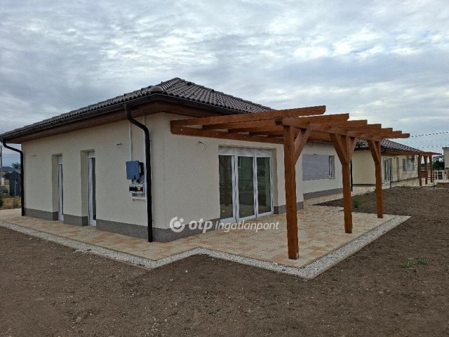 Eladó családi ház, Kulcson 85 M Ft, 4 szobás