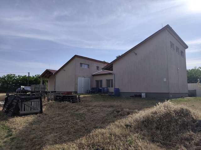 Eladó ipari ingatlan, Dánszentmiklóson 82.5 M Ft