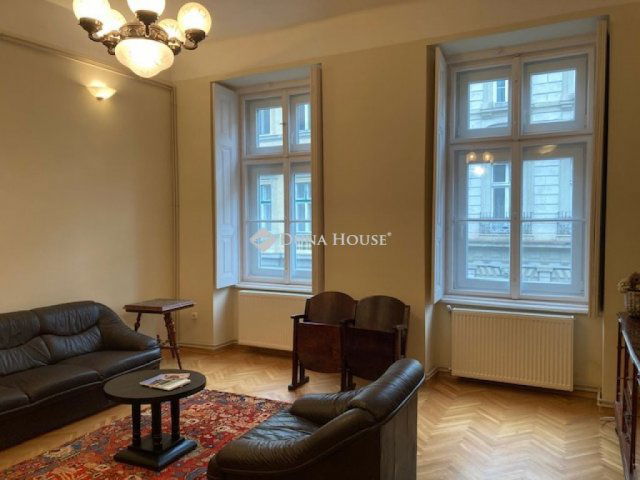 Eladó téglalakás, Budapesten, VI. kerületben, Nagymező utcában