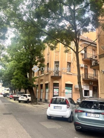 Eladó téglalakás, Szegeden 98 M Ft, 3 szobás