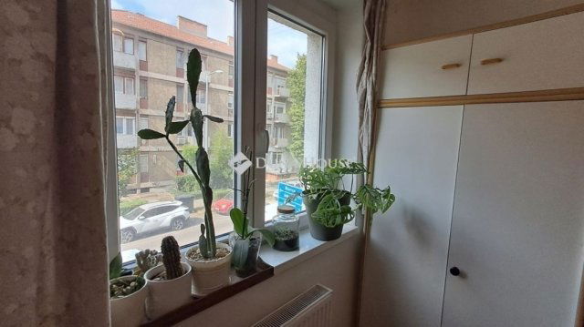 Eladó téglalakás, Pécsett 55.9 M Ft, 2 szobás