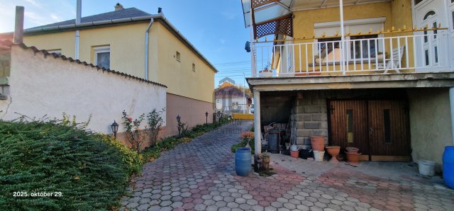 Eladó családi ház, Nyergesújfaluban 61.9 M Ft, 4 szobás