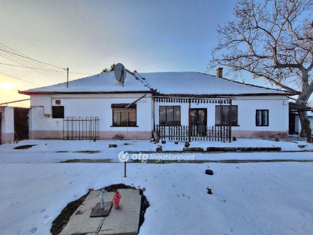 Eladó családi ház, Nagyszénáson 8 M Ft, 2 szobás