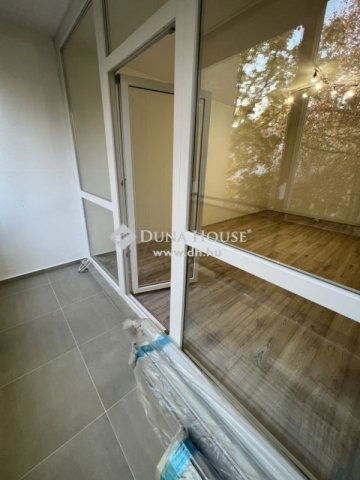 Eladó panellakás, Pécsett 47.9 M Ft, 3 szobás
