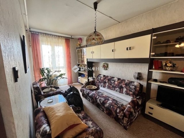 Eladó panellakás, Pécsett 49.9 M Ft, 3 szobás