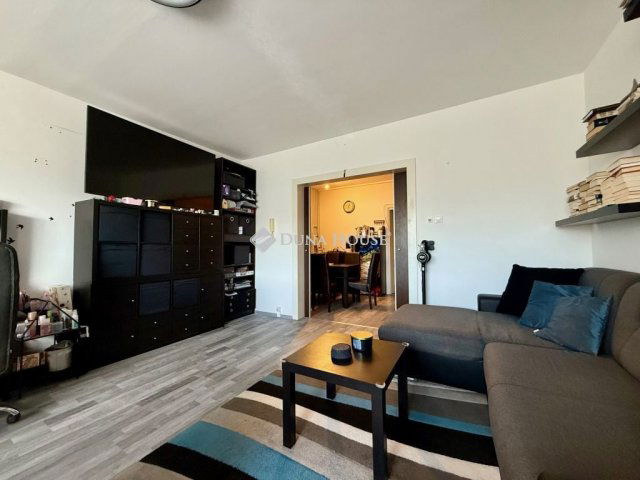 Eladó panellakás, Szegeden 61.99 M Ft, 3 szobás