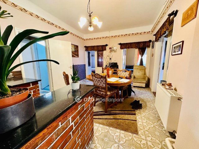 Eladó családi ház, Cegléden 89 M Ft, 7+1 szobás