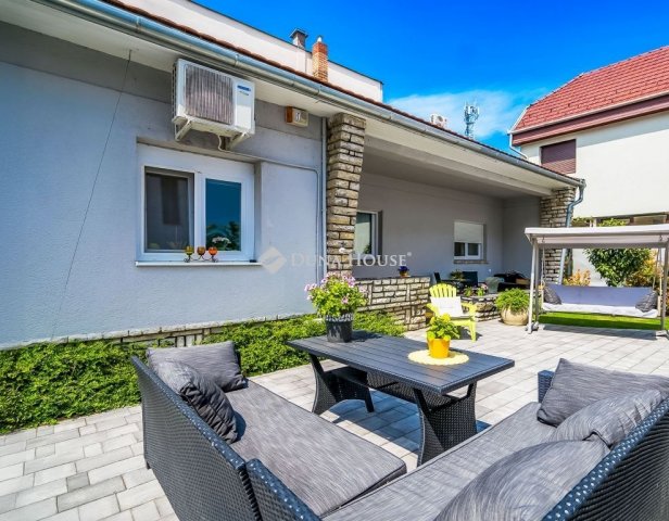 Eladó családi ház, Siófokon 279 M Ft, 9 szobás