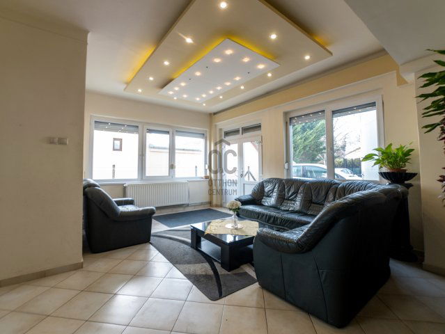 Eladó családi ház, Kecskeméten 230 M Ft, 9 szobás