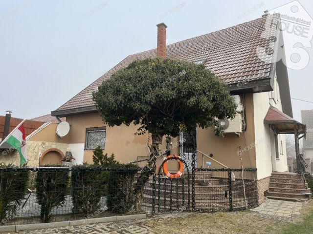 Eladó családi ház, Solton 69 M Ft, 7 szobás