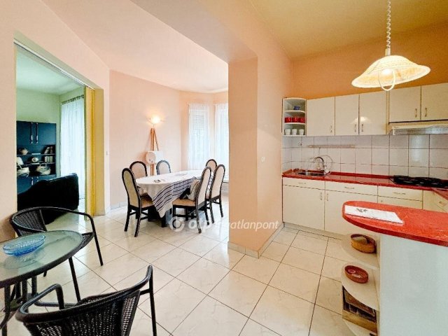 Eladó családi ház, Balatonszemesen 146.8 M Ft, 8 szobás