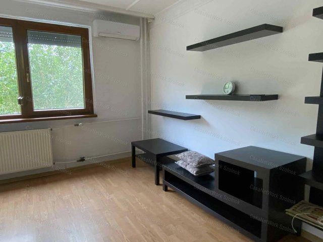 Kiadó panellakás, albérlet, Szolnokon 120 E Ft / hó, 1+1 szobás