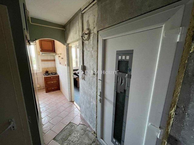 Eladó panellakás, Kecskeméten 37.5 M Ft, 3 szobás