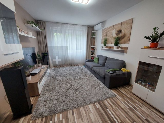Eladó panellakás, Szegeden 68 M Ft, 4 szobás