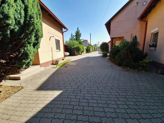 Eladó családi ház, Szigetszentmiklóson 147.75 M Ft, 3+2 szobás