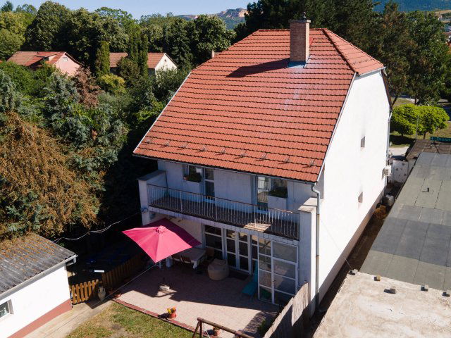 Eladó családi ház, Vácon 109.9 M Ft, 6 szobás