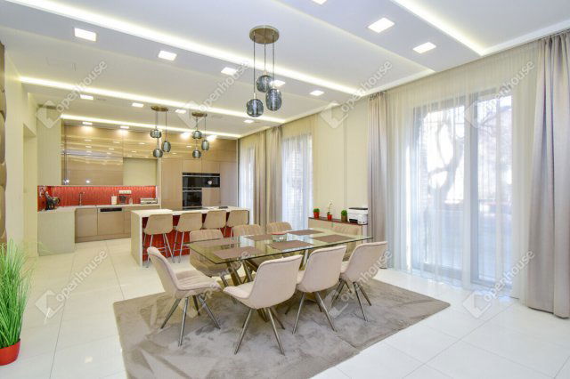 Eladó téglalakás, Szegeden 590 M Ft, 5 szobás