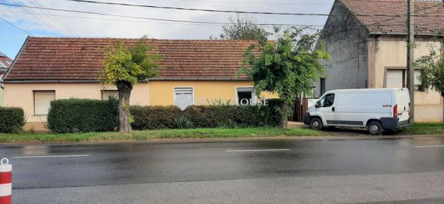 Eladó ikerház, Pécsett, Mohácsi úton 27.5 M Ft, 2 szobás