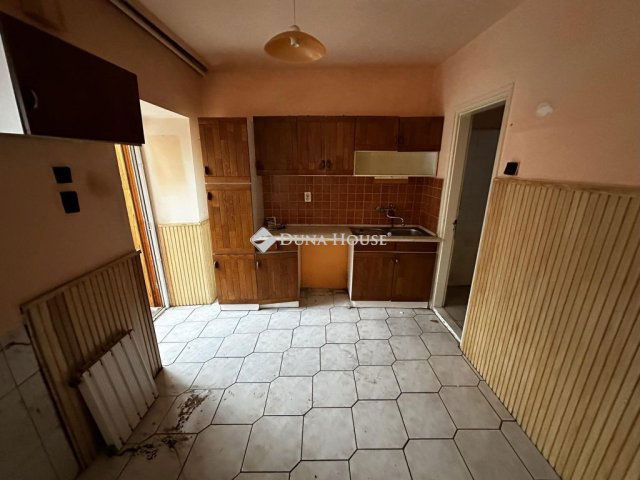 Eladó családi ház, Gyöngyösön 35.9 M Ft, 1 szobás