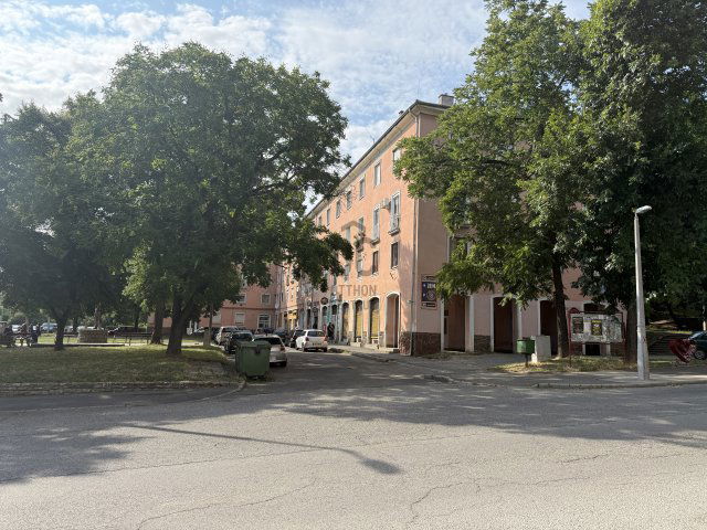 Eladó téglalakás, Komlón, Zrínyi téren 15.9 M Ft, 2 szobás